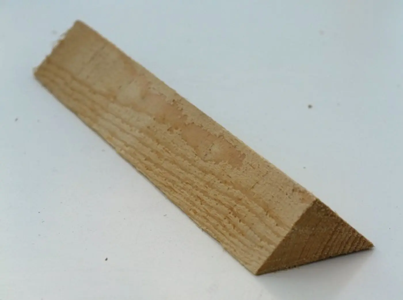 Kolmiomuottilista 20x20 1