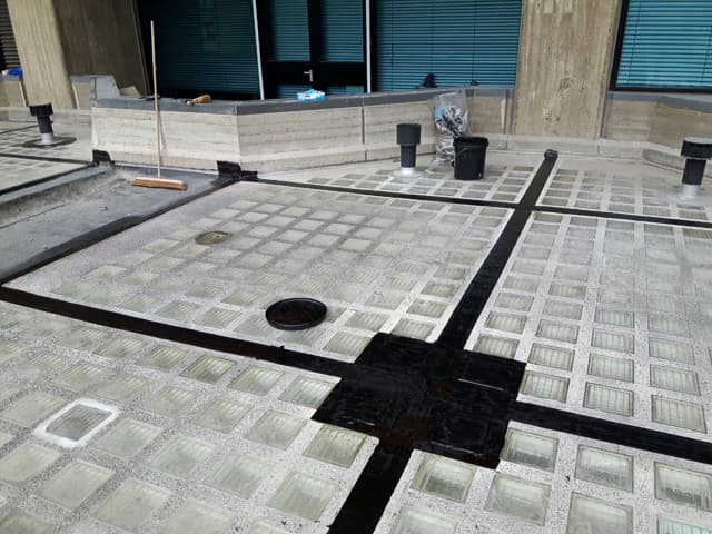 Pinnoite- ja tiivistemassa Sitko Liquid Seal 4